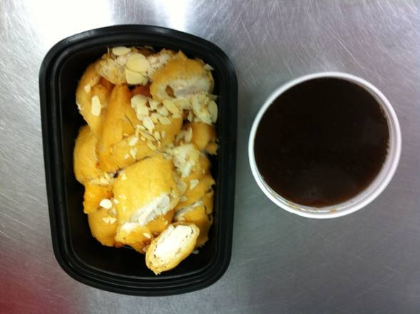 Soo Guy with Almonds 素鸡
